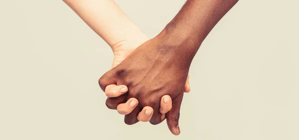 白人女性 アフリカ人男性手の友情のシンボルを保持 アフリカ平和の象徴 混合レースカップル手を保持 — ストック写真
