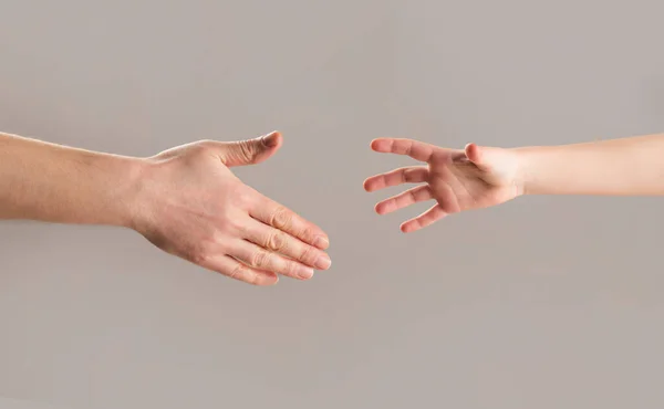 Man Kinderen Handen Reiken Naar Elkaar Toe Kinderen Vaders Handen — Stockfoto