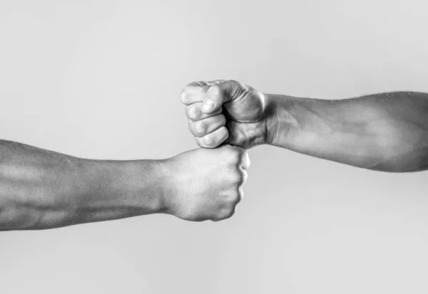 Emberek Ökölbe Szorítják Kezüket Baráti Kézfogás Baráti Üdvözlés Két Kéz — Stock Fotó