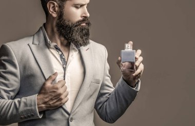 Parfüm ya da parfüm şişesi ve parfüm, kozmetik, parfüm şişesi, kolonya tutan erkek..