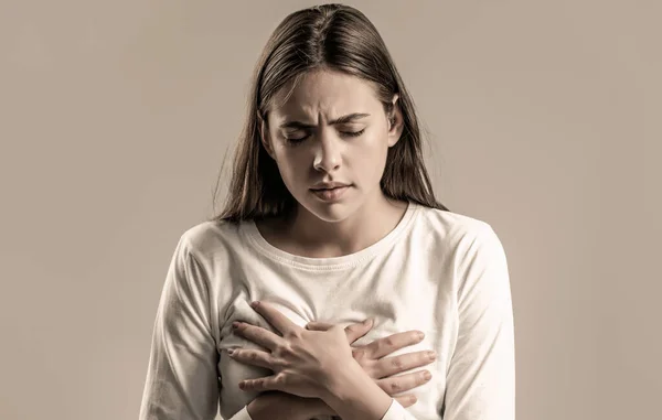 Menina Sentindo Dor Coração Segurando Seu Peito Cuidados Saúde Conceito — Fotografia de Stock