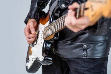 Gitar çalarak elinizi kapatın. Gitar çalan müzisyen, canlı müzik. Müzik aleti. Elektro gitar. Rock müzik grubunun tekrarı. Müzik festivali. Gitar çalan adam.
