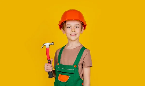 노동자 입은아이 헬멧을 망치를 건축가의 초상화 어린이용 해머가 망치질을 투구를 — 스톡 사진