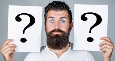 Sakallı adam soru işareti, çözüm sorunları. Soru işaretiyle düşünen adam.