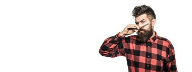 Berber ustura, berber dükkanı. Beyaz arka planda izole edilmiş. Sakallı, uzun sakallı, vahşi, bıyıklı beyaz bir hippi. Klasik düz tıraş bıçağı. Berber dükkanında erkek tıraşı.