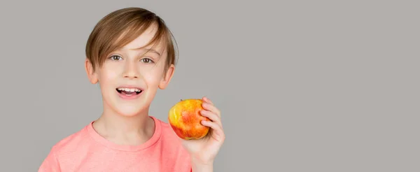 Menino Comendo Maçã Sorrindo Rapaz Sorri Tem Dentes Brancos Saudáveis — Fotografia de Stock