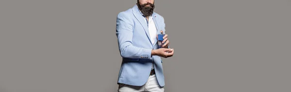 男性用香水スーツを着た髭の男 香水のボトルを持っている男性 香水男香水香り 香水瓶またはケルンボトルと香水 化粧品 香りケルンボトル 男性保持ケルン — ストック写真