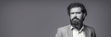 Takım elbiseli şık yakışıklı adam. Klasik takım elbiseli yakışıklı sakallı iş adamı. Siyah ve beyaz.