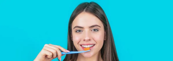 Улыбающаяся Молодая Женщина Здоровыми Зубами Держащая Зубную Щетку Молодая Красивая — стоковое фото