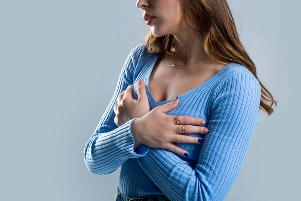 Mulher Que Sofre Dor Peito Mulher Ter Ataque Cardíaco Conceito — Fotografia de Stock