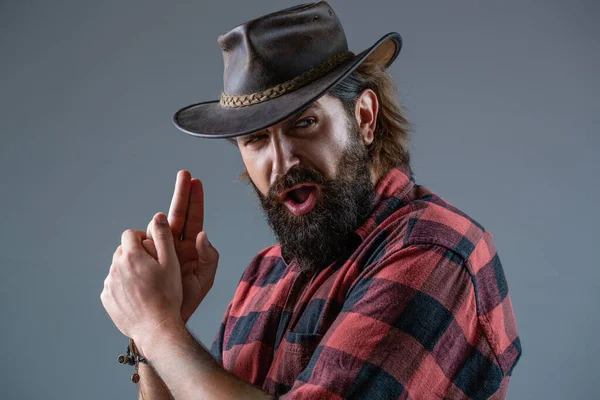 Şapkalı kovboy portresi. Kovboy şapkalı, silahlı bir adamın portresi. Kovboy portresi. Batı, silahlar. Kovboy portresi. Maskeli Amerikalı haydut, şapkalı batılı adam..