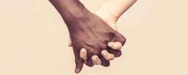 Beyaz Kadın, Afrikalı Adam El Dostluğu Sembolü. Afrika Barış Sembolü. Karışık ırk çifti el ele tutuşuyor. Siyah beyaz el aşk ortaklığı. Siyah, beyaz kadın ve el ele tutuşan adam
