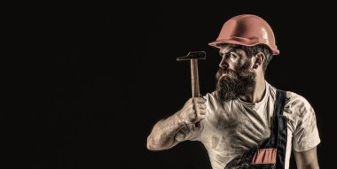 Çekiç sesi. Miğferli, çekiçli, şapkalı tamirci.