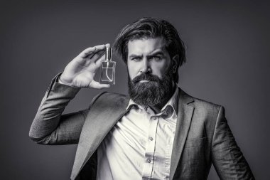 Erkek parfümü, parfüm. Parfüm, parfüm şişesi, parfüm, kozmetik, parfüm şişesi, erkek parfümü. Siyah ve beyaz.