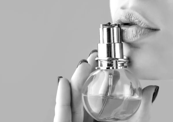 Mulher Apresenta Perfumes Fragrância Garrafa Perfumes Mulher Menina Bonita Usando — Fotografia de Stock