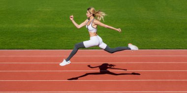 Spor giyim sektöründe atlayan bir kadın. Kadın koşarken. Spor geçmişleri. Kaçak. Koşu antrenmanı sırasında profesyonel sporcu..