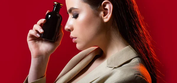 Piękna Dziewczyna Używająca Perfum Kobieta Butelką Perfum Kobieta Prezentuje Zapach — Zdjęcie stockowe