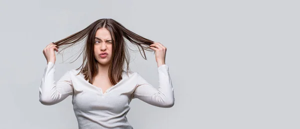 Dağınık Saçlar Kötü Saçlı Hayal Kırıklığına Uğramış Bir Kadın Saçları — Stok fotoğraf