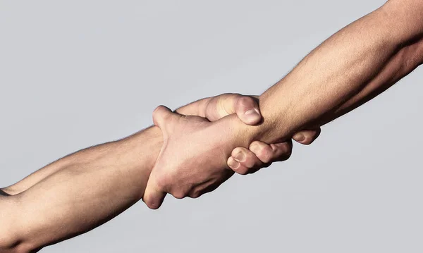 Segítő Kéz Koncepció Támogatás Baráti Kézfogás Két Kéz Kezet Rázunk — Stock Fotó