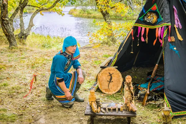 Le chasseur et pêcheur Udege fait une prière rituelle ... — Photo