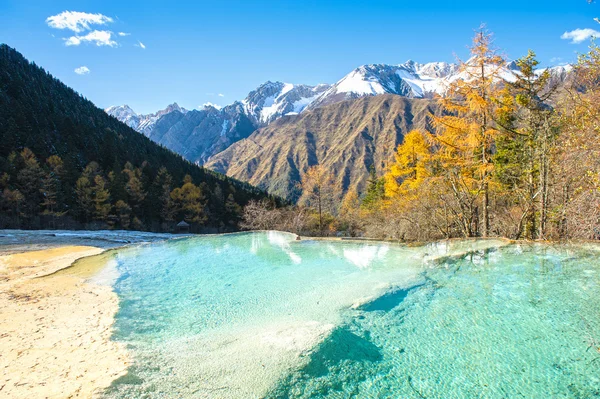 Die Kaskade nach unten fließt das Wasser hinunter — Stockfoto