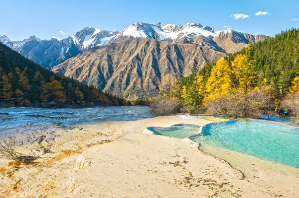 Die Kaskade nach unten fließt das Wasser hinunter — Stockfoto