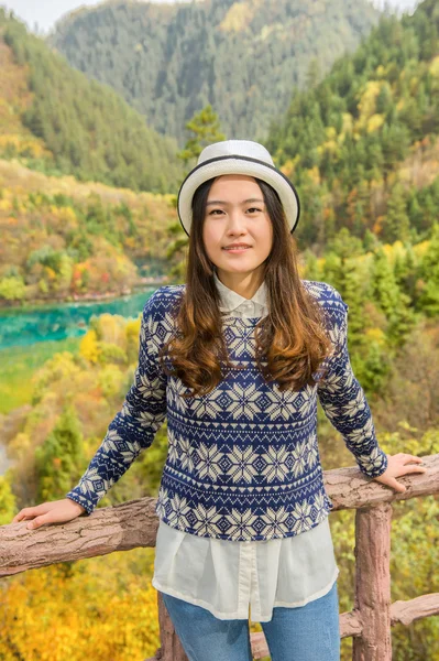 Retrato da menina em um chapéu branco — Fotografia de Stock