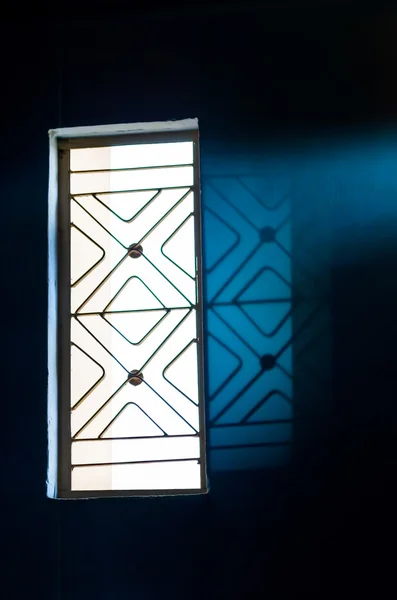 Magische venster ijzer met blauwe kleur licht — Stockfoto