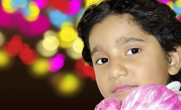 Glücklich Mädchen Kindergesicht mit bunten Bokeh abstrakten Hintergrund — Stockfoto