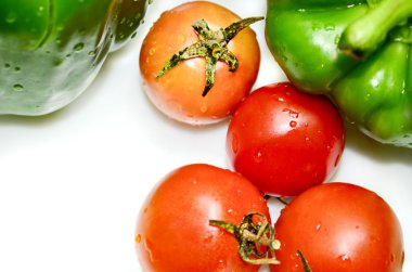 capcicum yeşil biber ve domates