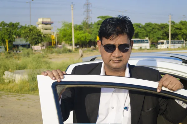 Hombre de negocios seguro con coche — Foto de Stock