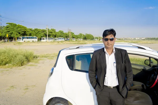 Uomo d'affari fiducioso con auto — Foto Stock