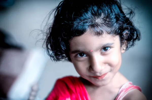 Retrato de menina sorridente criança — Fotografia de Stock