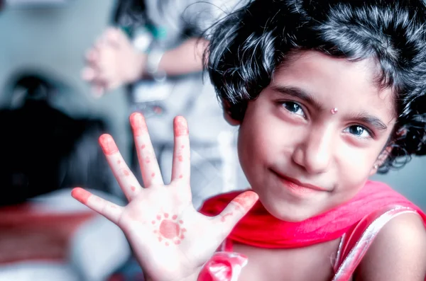 Portrait de fille enfant montrant la paume — Photo