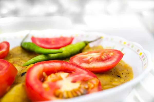 Indisches Kartoffelcurry serviert dekoriert — Stockfoto