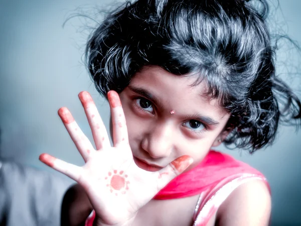 Ritratto di ragazza bambino mostrando palmo — Foto Stock