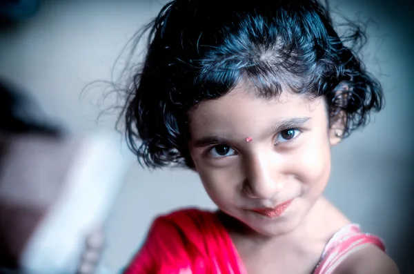 Muotokuva hymyilevä tyttö lapsi — kuvapankkivalokuva