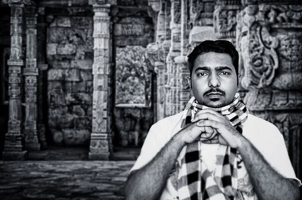 Retrato en blanco y negro de un joven indio con silenciador sentado — Foto de Stock