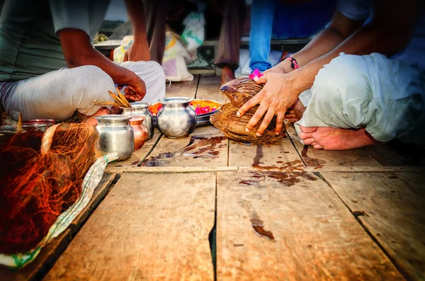 Eseguendo la preghiera pooja modo indiano indù — Foto Stock