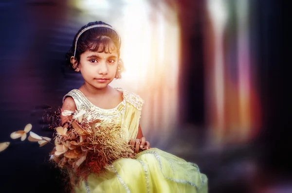 Kis little girl gazdaság virágok álmodozó portréja — Stock Fotó