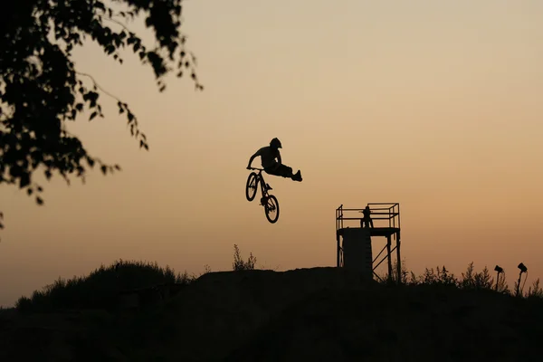 Gün batımında bisikletli genç sporcu. — Stok fotoğraf