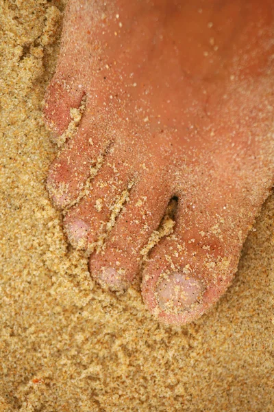 Picior uman pe plaja de nisip . — Fotografie, imagine de stoc