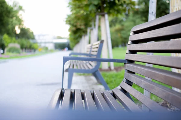 Скамейки в зеленом городском парке . — стоковое фото