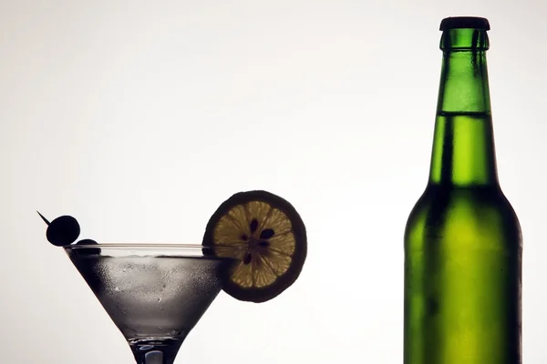 Martini und Bier — Stockfoto