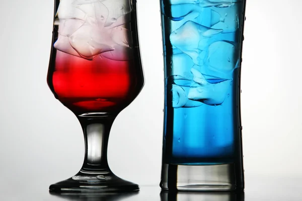 Kırmızı ve mavi kokteyller — Stok fotoğraf