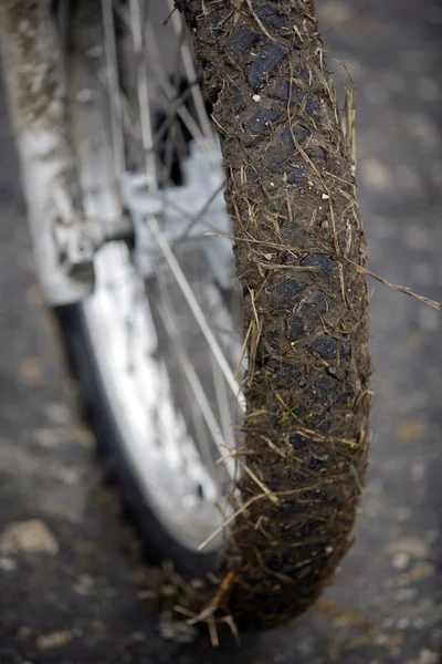 Vuile motorfiets wiel — Stockfoto