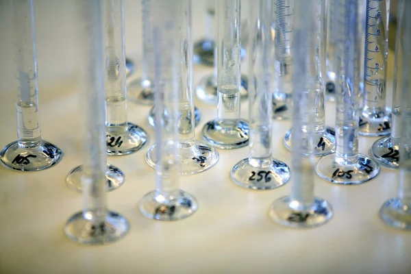 Tubos de ensayo en un laboratorio — Foto de Stock