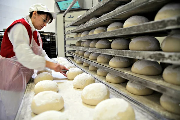 Mujer horneando pan — Foto de Stock