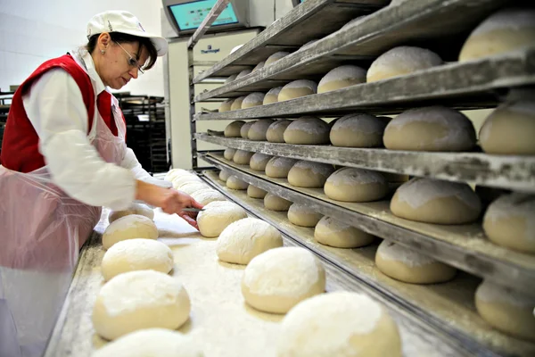 Woman baking bread — Stock Photo, Image