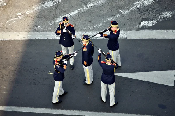 Soldaten stehen in Formation — Stockfoto